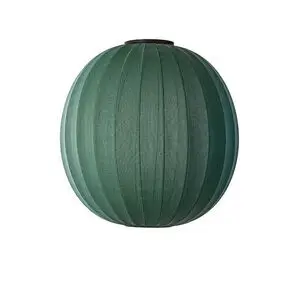 Rund lampe i tweedgrøn med strikket overflade og moderne kugleformet design.